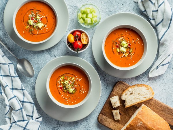 Comment réussir une soupe de tomates rôties avec une touche de basilic frais?